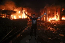 Lãnh sự quán Iran tại tỉnh Basra bị những người biểu tình quá khích đốt ngày 7/9. (Nguồn: AFP/TTXVN)