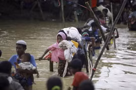 Người tị nạn Rohingya tới khu vực Kutupalong, Ukhia, Bangladesh ngày 20/9/2017, sau khi phải rời bỏ nhà cửa ở Rakhine, Myanmar. (Nguồn: AFP/TTXVN)