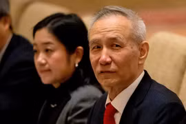 Phó Thủ tướng Trung Quốc Lưu Hạc (phải). (Nguồn: Reuters) 