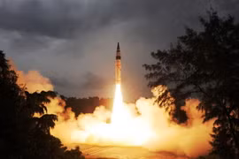 Tên lửa Agni-V được phóng thử từ đảo Abdul Kalam ngoài khơi Odisha, Ấn Độ. (Nguồn: EPS/TTXVN) 