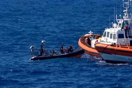 Tàu cứu hộ giải cứu người di cư trên biển ở gần đảo Lampedusa, Italy, ngày 20/8/2019. (Nguồn: AFP/TTXVN) 