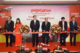Thủ tướng Nguyễn Xuân Phúc và các đại biểu thực hiện nghi thức cắt băng khai trương 2 đường bay nội địa Thái Lan của VietjetAir. (Ảnh: Thống Nhất/TTXVN) 