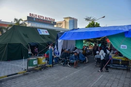 Khoảng 390.000 người dân vẫn đang phải sống tạm ở những nơi trú ẩn. (Ảnh: TTXVN phát)