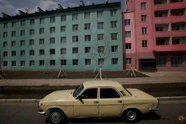 Một chiếc xe trên đường phố Bình Nhưỡng. (Nguồn: Reuters)