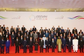 Phó Thủ tướng, Bộ trưởng Ngoại giao Phạm Bình Minh (hàng thứ 3, thứ 5 từ phải sang) và các Trưởng đoàn chụp ảnh chung tại phiên khai mạc Hội nghị Cấp cao lần thứ 17 Tổ chức Quốc tế Pháp ngữ. (Ảnh: Tâm Hằng/TTXVN)