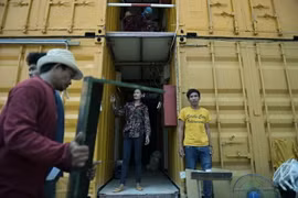 Những người lao động nhập cư ở trong các khu các lán trại container tại ngoại ô Bangkok. (Nguồn: AFP/TTXVN)