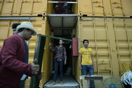 Những người lao động nhập cư ở trong các khu các lán trại container tại ngoại ô Bangkok. (Nguồn: AFP/TTXVN)