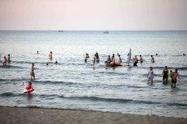 Du khách vui chơi, tắm biển Cửa Lò. (Ảnh: Thanh Tùng/TTXVN)