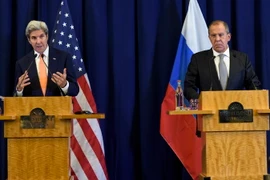 Ngoại trưởng Mỹ John Kerry (trái) và Ngoại trưởng Nga Sergei Lavrov. (Nguồn: EPA/TTXVN)