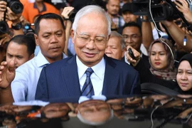 Cựu Thủ tướng Najib Razak rời tòa án ở Kuala Lumpur, Malaysia, ngày 12/12/2018. (Nguồn: AFP/TTXVN) 