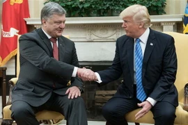 Tổng thống Mỹ Donald Trump (phải) trong cuộc gặp Tổng thống Ukraine Petro Poroshenko tại Washington DC., ngày 20/6/2017. (Nguồn: AFP/TTXVN) 
