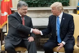 Tổng thống Mỹ Donald Trump (phải) trong cuộc gặp Tổng thống Ukraine Petro Poroshenko tại Washington DC., ngày 20/6/2017. (Nguồn: AFP/TTXVN) 