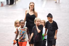 Đại gia đình của Angelina Jolie thì thoải mái hơn với nhiều phong cách, phù hợp với sở thích của từng đứa trẻ.
