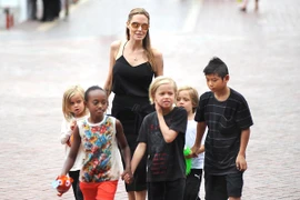 Đại gia đình của Angelina Jolie thì thoải mái hơn với nhiều phong cách, phù hợp với sở thích của từng đứa trẻ.
