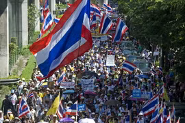 Biểu tình phản đối Chính phủ tiếp diễn tại thủ đô Bangkok ngày 12/5. (Nguồn: AFP/TTXVN)