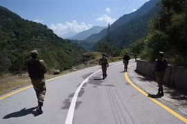 Binh sỹ Pakistan tuần tra gần Ranh giới Kiểm soát (LoC) giữa Pakistan và Ấn Độ tại khu vực Kashmir do Pakistan kiểm soát ngày 29/8/2019. (Nguồn: AFP/TTXVN) 