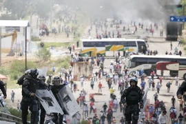 Cảnh sát Mexico triển khai để ngăn chặn những người biểu tình quá khích trong cuộc biểu tình của các giáo viên ở Oaxaca. (Nguồn: EPA/TTXVN)