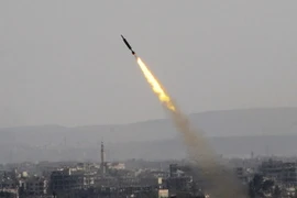 Tên lửa được phóng bởi quân đội Syria ở Đông Ghouta ngày 7/4. (Nguồn: THX/TTXVN)