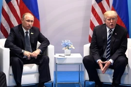 Tổng thống Mỹ Donald Trump (phải) trong cuộc gặp Tổng thống Nga Vladimir Putin tại một sự kiện ở Hamburg, Đức ngày 7/7. (Nguồn: AFP/TTXVN)