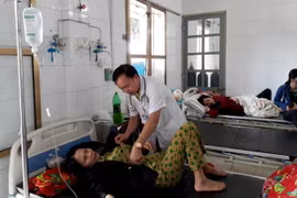 Các nạn nhân được chăm sóc, điều trị tại Trung tâm Y tế huyện Văn Yên, sáng 19/11. (Ảnh: Đức Tưởng/TTXVN)