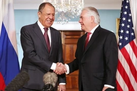 Ngoại trưởng Mỹ Rex Tillerson (phải) và Ngoại trưởng Nga Sergey Lavrov (trái) trong cuộc gặp tại Washington, DC, ngày 10/5. (Nguồn: AFP/TTXVN)