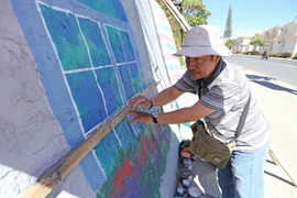 Các họa sỹ ở Đà Lạt đang gấp rút hoàn thành các tác phẩm. (Ảnh: Nguyễn Dũng/TTXVN)