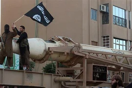 Các tay súng IS tại thành phố Raqa, Syria, ngày 30/6/2014. (Nguồn: AFP/TTXVN) 