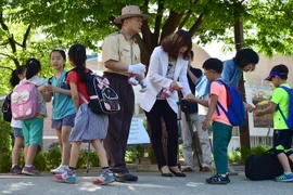 Học sinh một trường tiểu học ở Seoul được làm vệ sinh nhằm hỗ trợ khả năng chống virus MERS ngày 3/6. (Nguồn: AFP/TTXVN)