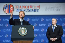 Ngoại trưởng Mỹ Mike Pompeo (phải) và Tổng thống Mỹ Donald Trump trong cuộc họp báo sau Hội nghị thượng đỉnh Mỹ-Triều lần hai ở Hà Nội ngày 28/2/2019. (Nguồn: AFP/ TTXVN) 