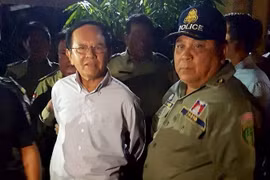 Nguyên Chủ tịch đảng Cứu nguy dân tộc (CNRP) đối lập Campuchia Kem Sokha (trái) bị cảnh sát áp giải tại Phnom Penh ngày 3/9/2017. (Nguồn: AFP/TTXVN) 