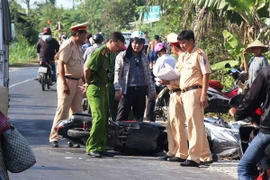 Bị kéo lê gần 10 mét, một phụ nữ tử vong do va chạm với xe tải