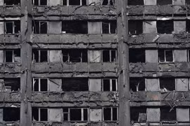 Tòa chung cư Grenfell bị thiêu rụi sau vụ hỏa hoạn. (Nguồn: EPA/TTXVN)