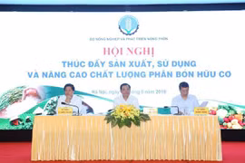Bàn chủ tọa tại hội nghị. (Ảnh: Thành Đạt/TTXVN) 