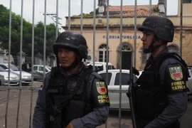 Cảnh sát gác tại lối vào nhà tù Vidal Pessoa ngày 8/1. (Nguồn: AFP/TTXVN)