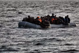 Tàu chở người di cư từ Thổ Nhĩ Kỳ vượt biển Aegean tới đảo Lesbos của Hy Lạp ngày 29/2. (Nguồn: AFP/TTXVN)