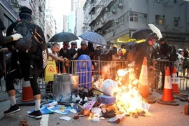 Người biểu tình đốt phá tại một tuyến phố ở Hong Kong (Trung Quốc) ngày 15/9/2019. (Nguồn: THX/TTXVN) 