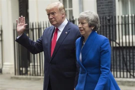 Tổng thống Mỹ Donald Trump (trái) và Thủ tướng Anh Theresa May trong cuộc gặp tại London ngày 4/6/2019. (Nguồn: THX/TTXVN) 