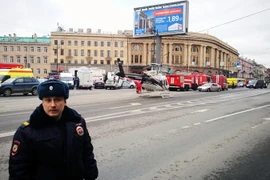 Xe cứu thương và trực thăng cứu hộ được huy động tới ga tàu điện ngầm 'Quảng trường Sennaya' sau vụ nổ ngày 3/4. (Nguồn: AFP/TTXVN)
