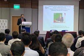 Chủ tịch Hội đồng Nhân dân Thành phố Cần Thơ, ông Phạm Văn Hiểu phát biểu tại hội nghị xúc tiến kêu gọi đầu tư vào Cần Thơ, ngày 29/5, tại Singapore. (Nguồn: Vietnam+) 