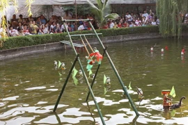 Biểu diễn múa rối nước. (Ảnh: Anh Tuấn/TTXVN)