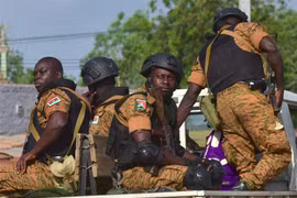 Binh sỹ Burkina Faso đi tuần tra. (Nguồn: AFP/TTXVN) 