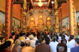 Quang cảnh lễ cầu an, một phần trong các hoạt động của Tết Nguyên tiêu tại chùa Phật tích Lào năm nay. (Ảnh: Phạm Kiên/Vietnam+)