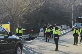 Cảnh sát tăng cường an ninh tại lối vào sân golf ở Seongju, nơi được dùng để bố trí hệ thống THAAD của Mỹ ngày 14/3. (Nguồn: THX/TTXVN)