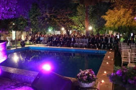 Toàn cảnh buổi chiếu phim du lịch Việt Nam trong khuôn viên Đại sứ quán. (Ảnh: Khắc Hiếu/Vietnam+)