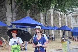 Những du khách đầu tiên đến tham quan bãi biển nhân tạo Paris. (Ảnh: Bích Hà/Vietnam+)