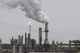 Khói bốc lên từ một cơ sở lọc dầu tại Fort McMurray, Canada. (Nguồn: AFP/TTXVN) 