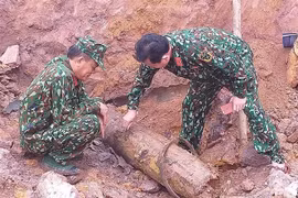 Quả bom nặng hơn 220kg đang được lực lượng chức năng xử lý. (Ảnh: Võ Dung/TTXVN) 