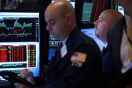 Các giao dịch viên làm việc tại sàn chứng khoán New York (Mỹ) ngày 2/2. (Nguồn: AFP/TTXVN)