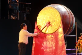 Phó Thủ tướng Vương Đình Huệ đánh trống khai mạc lễ hội du lịch Cửa Lò 2018. (Ảnh: Tá Chuyên/TTXVN)