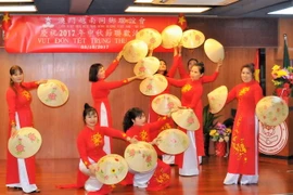 Tiết mục múa nón 'Việt Nam quê hương tôi' trong chương trình. (Ảnh: Xuân Tuấn-Hoài Nam/Vietnam+)